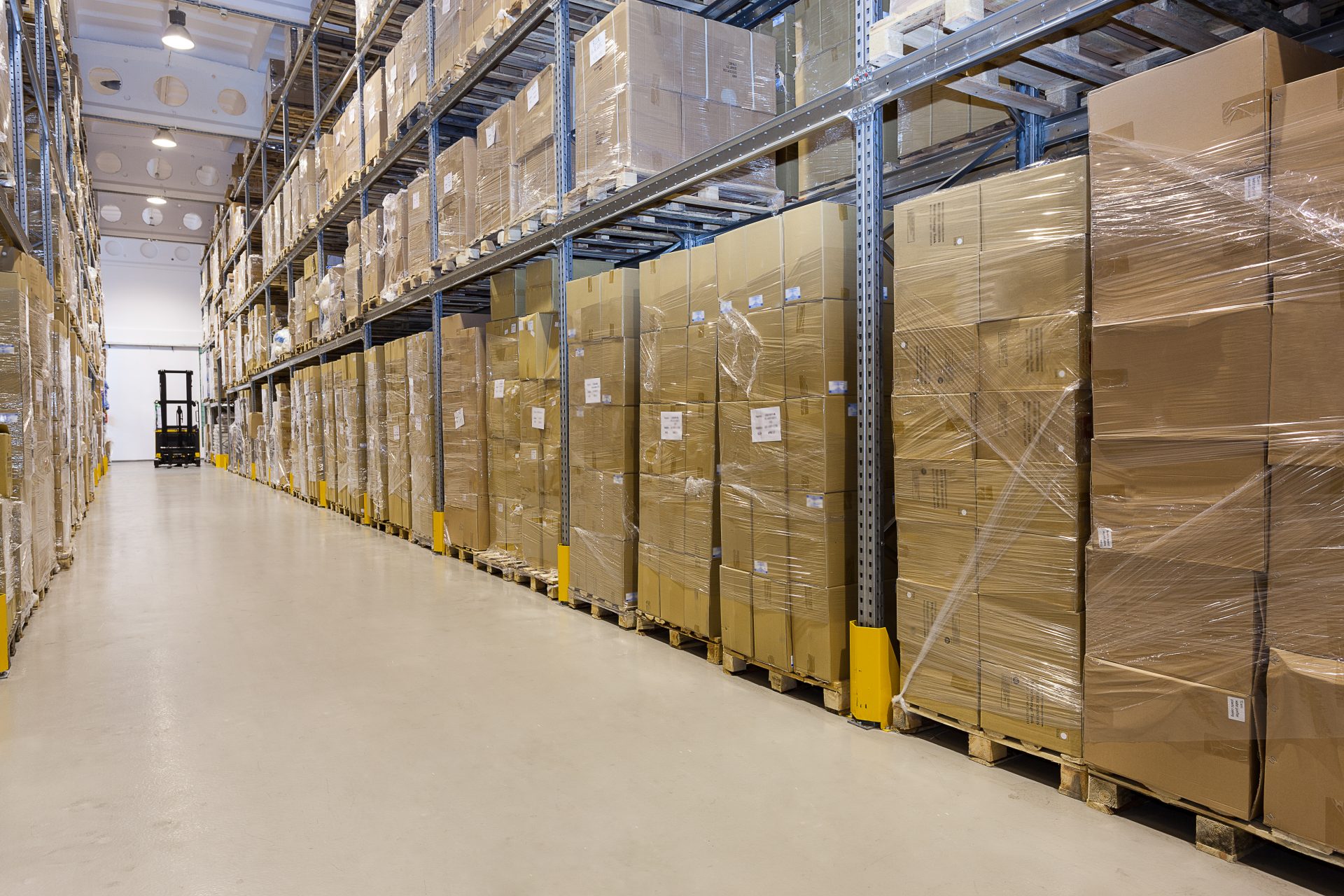 Working with a Facility Maintenance Service Provider: 3 Prominent Benefits for Warehouses